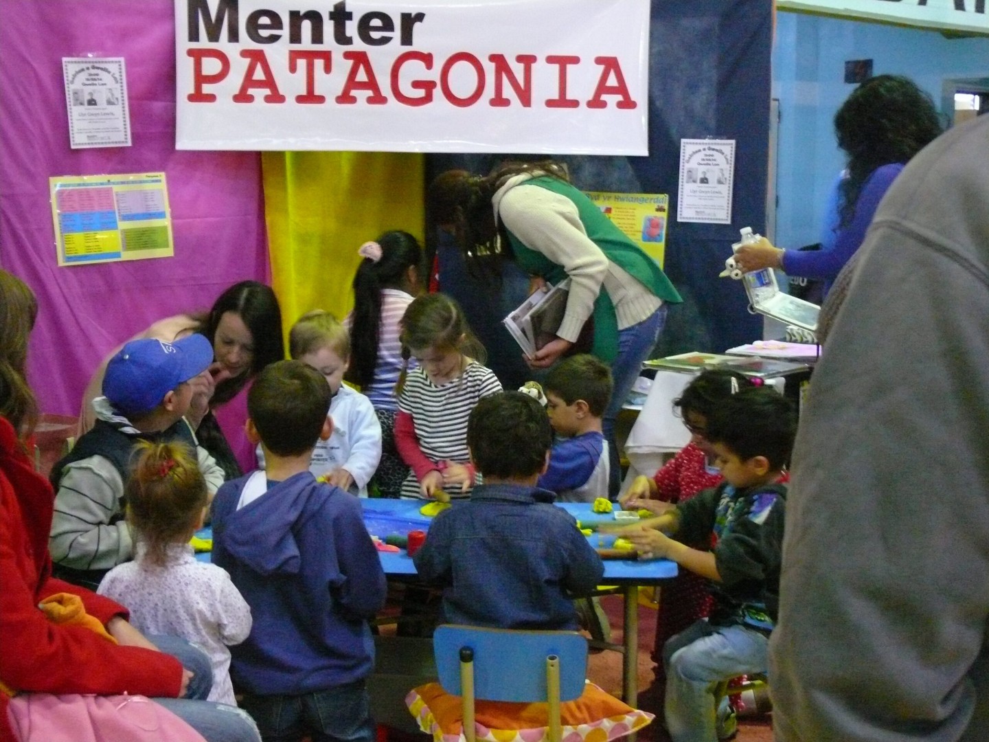 Stondin gweithgareddau i’r plant yn y Ffair Lyfrau Gaiaman 2014