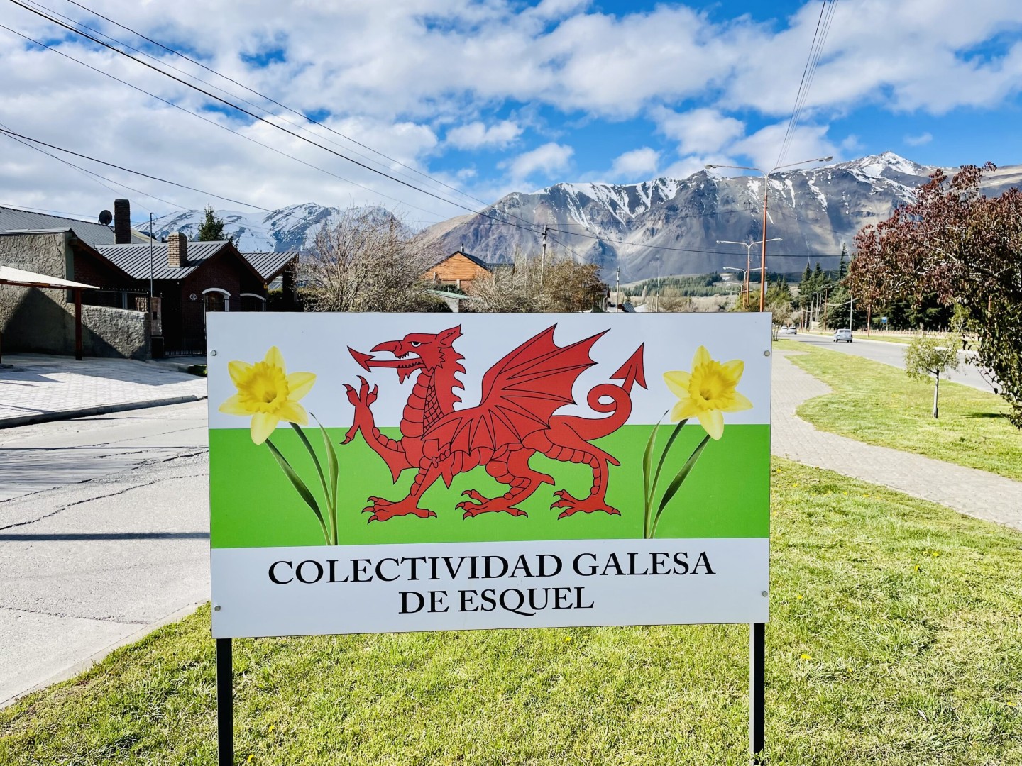 Arwydd yn Esquel .. (1)