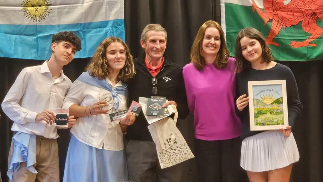 Gaiman a Llanuwchllyn yn cyfnewid anrhegion Gorffennaf 2024